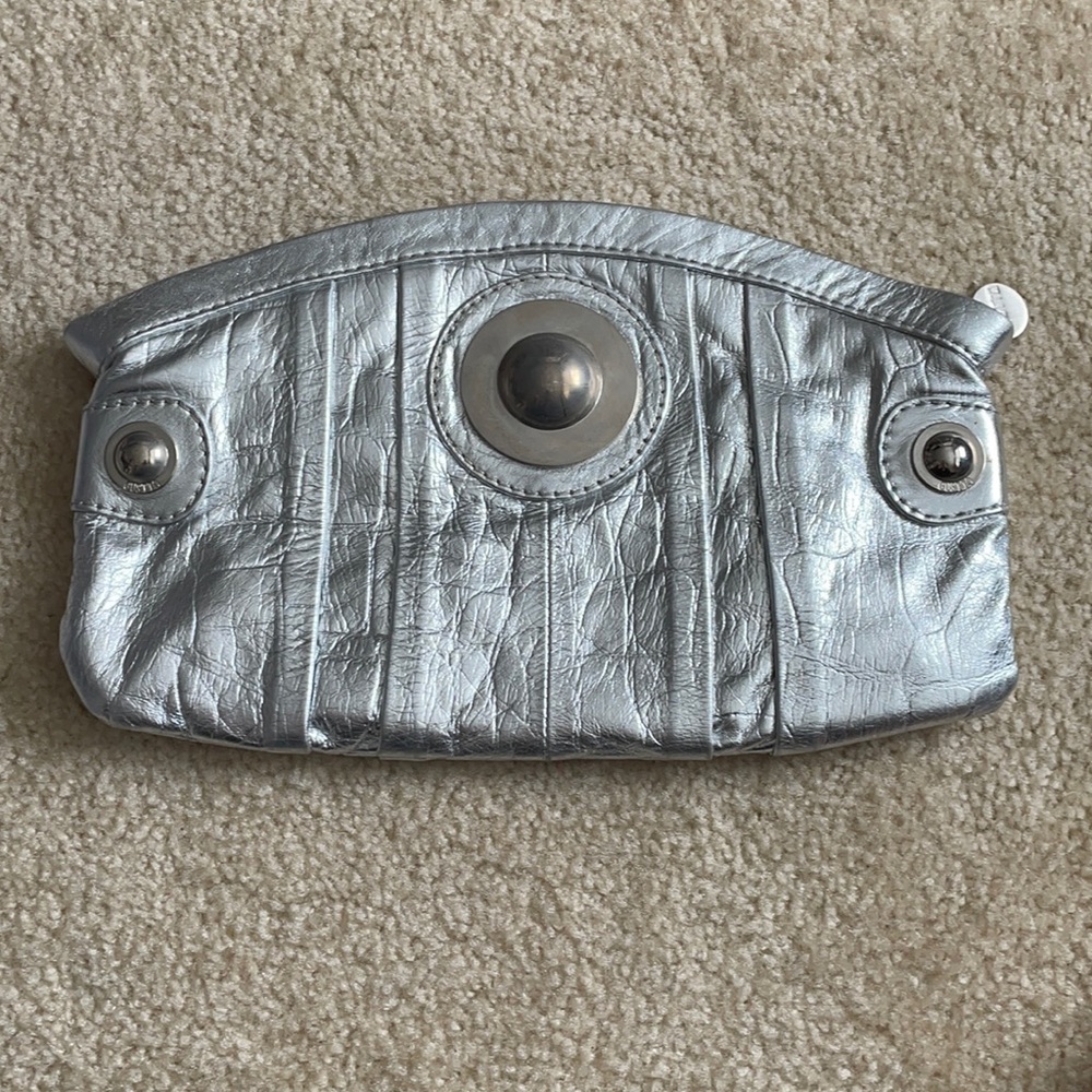 Gustto silver clutch